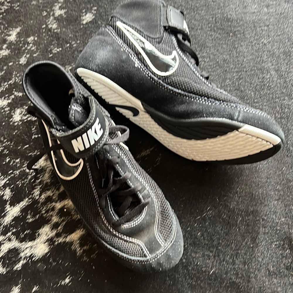 Nike Boys Black Wrestling Shoes Size 4
